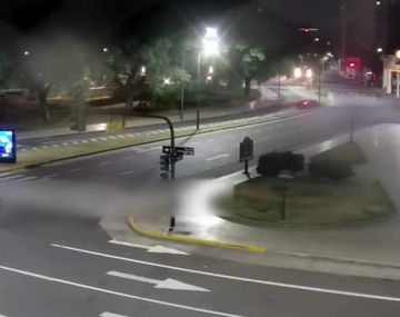 San Telmo: un taxista borracho manejó por el Metrobús y chocó contra un poste de luz