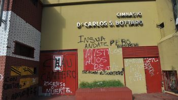 pintadas contra javier cantero en la sede de independiente pintadas contra javier cantero en la sede de independiente