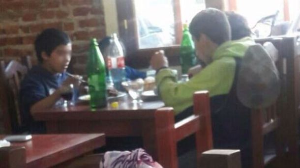 Asado solidario: una parrilla invita a comer a chicos de la calle