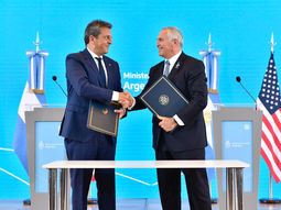 El ministro de Economía argentino, Sergio Massa, y el embajador estadounidense en ese país, Marc Stanley, en la firma del acuerdo de intercambio financiero que podría beneficiar a Uruguay. (Foto: Ministerio de Economía de Argentina) El ministro de Economía argentino, Sergio Massa, y el embajador estadounidense en ese país, Marc Stanley, en la firma del acuerdo de intercambio financiero que podría beneficiar a Uruguay. (Foto: Ministerio de Economía de Argentina)