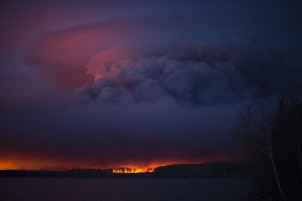 Así es el devastador incendio forestal que tiene cercada a una ciudad en Canadá
