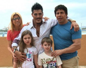 Ricardo Fort con Gustavo Martínez, Marisa y sus hijos