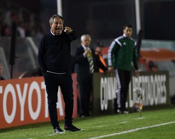 Ariel Holan no habrá podido creer lo mal que sacaron un lateral