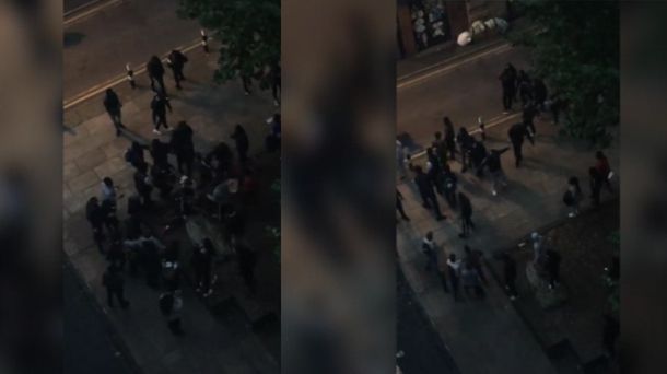 Una pelea callejera de más de 100 alumnos movilizó a la Policía en Manchester