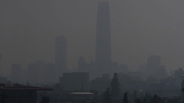 Una inmensa nube de humo avanza sobre Santiago de Chile