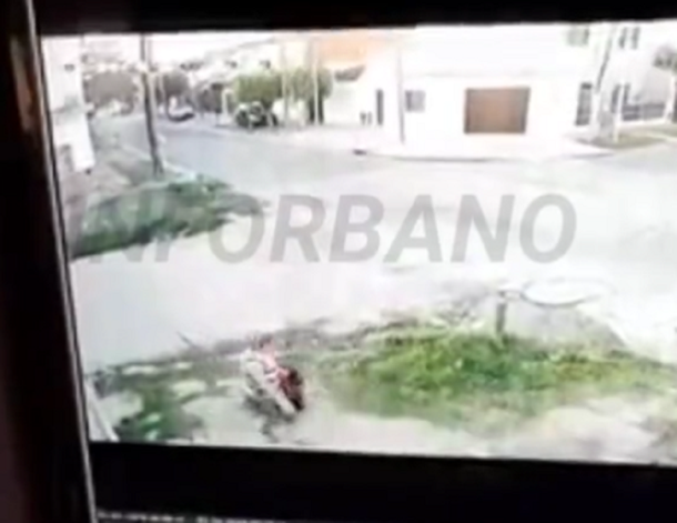 VIDEO: Pisó la tapa de una alcantarilla y lo tragó la tierra