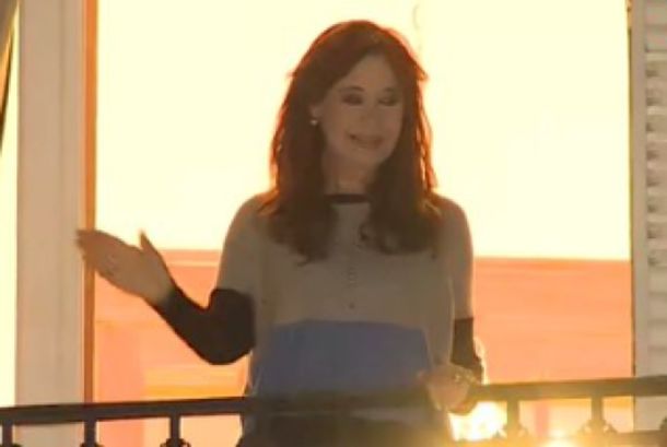 Cristina Kirchner salió a saludar a la militancia a 3 años del intento de magnicidio