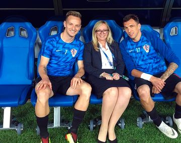 Iva Olivari junto a dos jugadores de la Selección