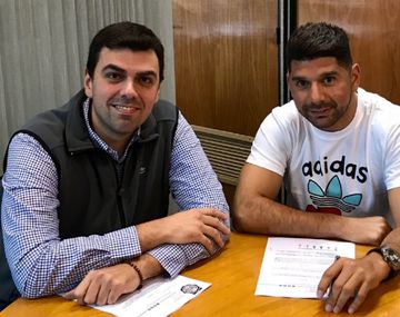 El volante firma su contrato con el presidente del club, Marco Trovato