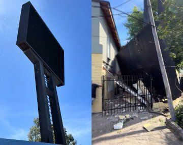 Video: una pantalla publicitaria cayó encima de una casa al costado de General Paz
