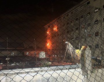 Quema de colchones en la cárcel de Devoto por el cierre del centro de estudiantes