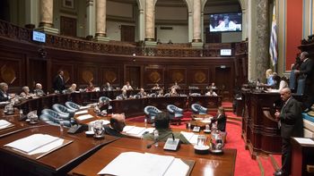 El Senado le dio media sanción al polémico proyecto de ley para deudores del Banco Hipotecario del Uruguay. El Senado le dio media sanción al polémico proyecto de ley para deudores del Banco Hipotecario del Uruguay.