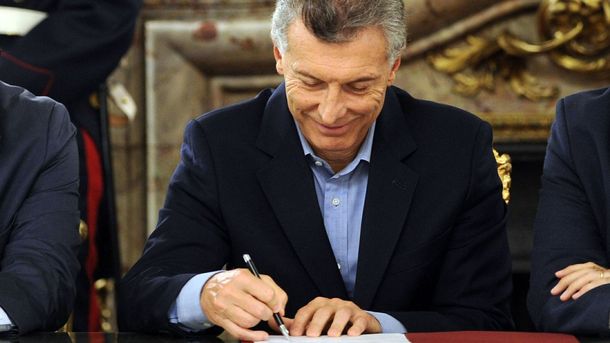 Mauricio Macri firmando