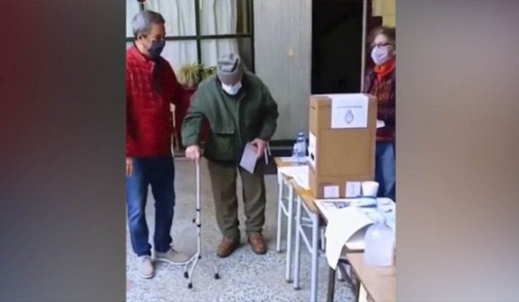 Pese a estar exceptuado, un hombre de 103 años fue a votar en Olivos