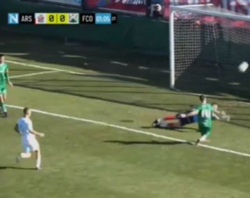 ¿El errado del año? El increíble gol que se perdió Ferro ante Arsenal