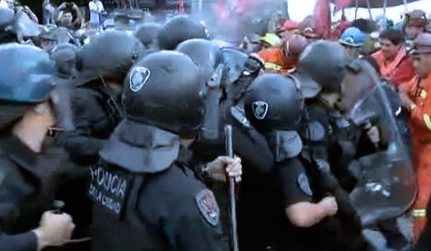 Detuvieron a un manifestante durante un marcha en la 9 de Julio y Avenida de Mayo