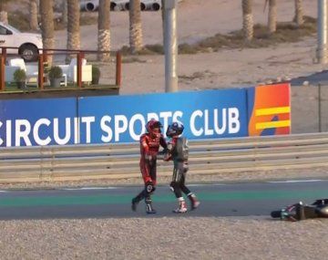 Dos pilotos chocaron en el Moto3 y casi se agarran a trompadas