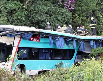 Micro se precipitó por un barranco y provocó 14 muertos