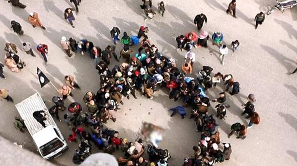 ISIS lo tiró de un edificio y sobrevivió, pero abajo lo mataron a pedradas