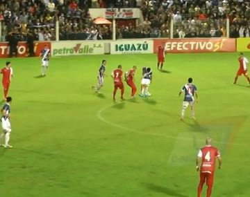 Fútbol champagne: mirá el doble caño del Lobo Ledesma en Misiones