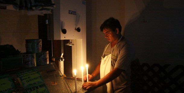 Casi 120 mil usuarios siguen sin luz en el área metropolitana