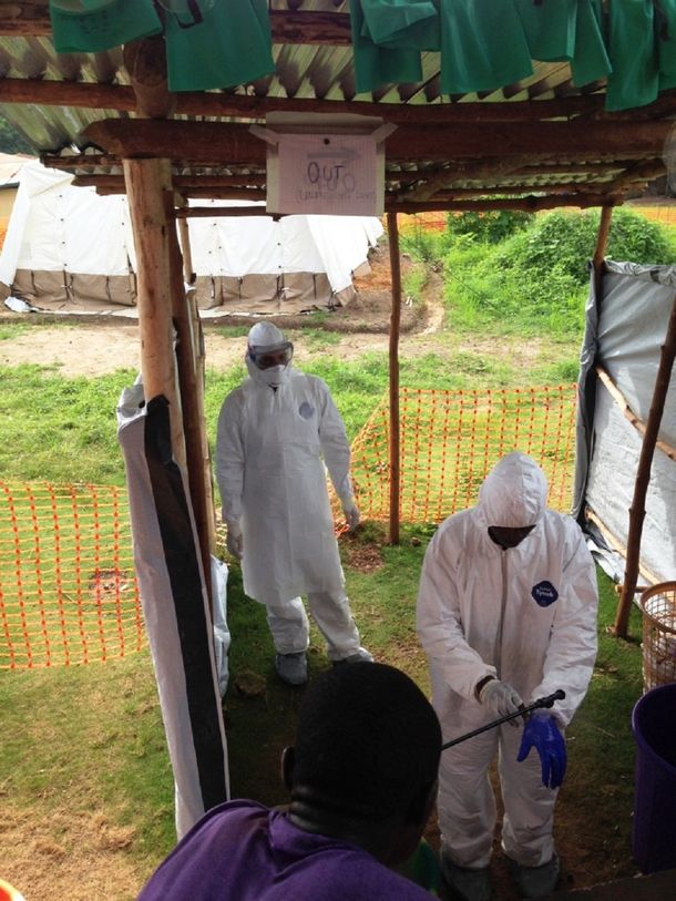 Sin drogas milagrosas, así trabajan los médicos en el corazón del Ébola