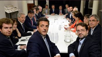 La reunión en el Congreso en la que se decidió ir a sesiones extraordinarias La reunión en el Congreso en la que se decidió ir a sesiones extraordinarias