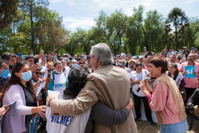 Alberto Fernández saludó a vecinos y militantes en una plaza de Quilmes