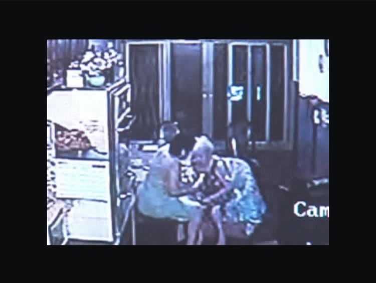 Graban a enfermera golpeando a una mujer de 88 años