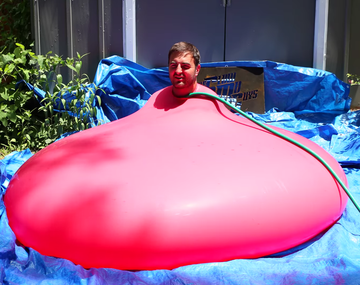 Se metió en un globo gigante y explotó