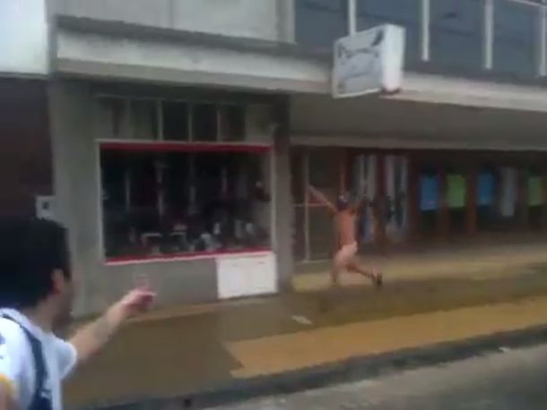 Un hincha argentino cumplió con su promesa y se desnudó a pesar del frío