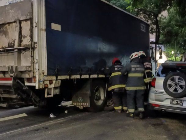 Grave accidente en Flores: dos motoqueros terminaron debajo de un camión