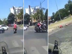 huyeron de un control policial, chocaron y terminaron volando por el aire huyeron de un control policial, chocaron y terminaron volando por el aire