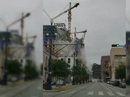 Impactante derrumbe de un hotel en construcción: un muerto y 18 heridos