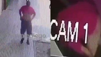 buscan a un defecador serial en villa lugano: el video del hombre que evacuo en la biblioteca del barrio buscan a un defecador serial en villa lugano: el video del hombre que evacuo en la biblioteca del barrio