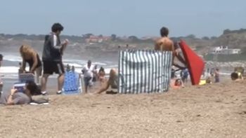 asi echaron a turistas con sombrillas asi echaron a turistas con sombrillas