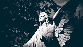 Los Ángeles custodios son los encargados de salvaguardar las almas. Los Ángeles custodios son los encargados de salvaguardar las almas.