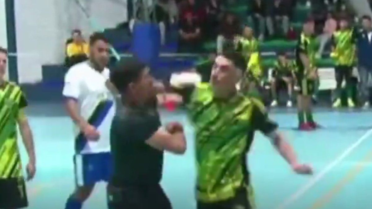 Escándalo en Pinamar: un jugador agredió a un árbitro y desató el caos en un partido de futsal