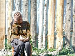 encerro y esposo a su propia madre: una vecina la descubrio comiendo pasto encerro y esposo a su propia madre: una vecina la descubrio comiendo pasto