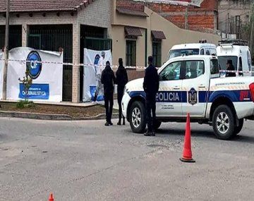 Un hombre atropelló y mató a su esposa con su camioneta en la cochera de su casa