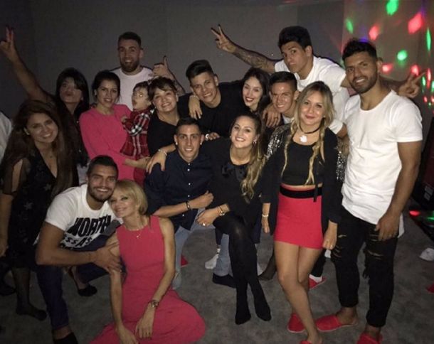 Los argentinos y sus esposas en plena celebración