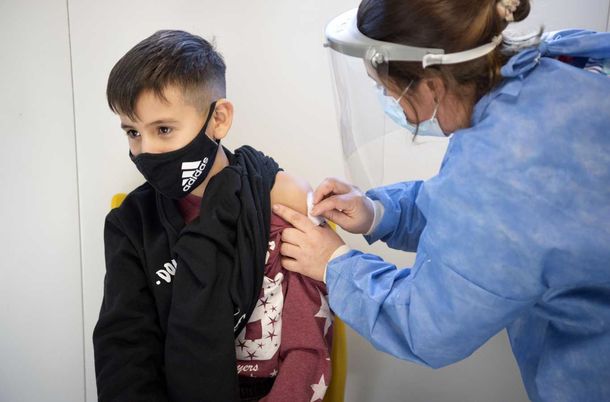 Covid-19: comienza a aplicarse la vacuna de refuerzo a niñas, niños y adolescentes