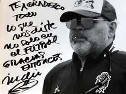 La foto de Diego Maradona autografiada por el Indio Solari. La foto de Diego Maradona autografiada por el Indio Solari.