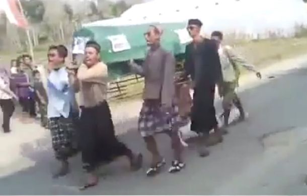 Insólito: llevaban un ataúd y se les cayó el muerto