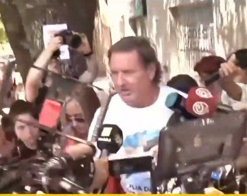 El abuelo de Lucio Dupuy acompañó a los papás de Báez Sosa: el conmovedor abrazo