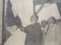 El secretario de Agricultura, Gilberto Flores Muñoz, iza la bandera mexicana en 1958 durante la expropiación del latifundio de Cananea (Sonora). El secretario de Agricultura, Gilberto Flores Muñoz, iza la bandera mexicana en 1958 durante la expropiación del latifundio de Cananea (Sonora).