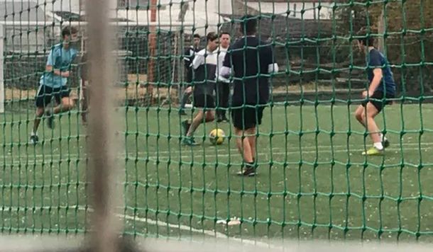 Fue a ver al novio jugar al fútbol, lo destrozó a críticas y el chat se volvió viral