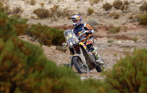 Toby Price ganó la quinta etapa en motos; Benavides, 16º