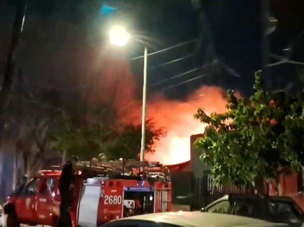 Fuego en Flores: dos casas quedaron afectadas en un violento incendio nocturno