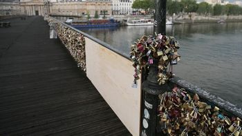 demasiado amor: el pont des arts cedio por el peso de los candados de los enamorados demasiado amor: el pont des arts cedio por el peso de los candados de los enamorados